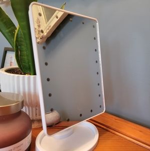 LED light vanity mirror